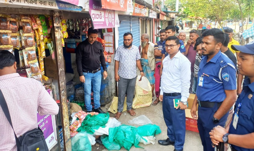 কুমিল্লায় দোকানে নিষিদ্ধ পলিথিন থাকায় ২০ হাজার টাকা জরিমানা